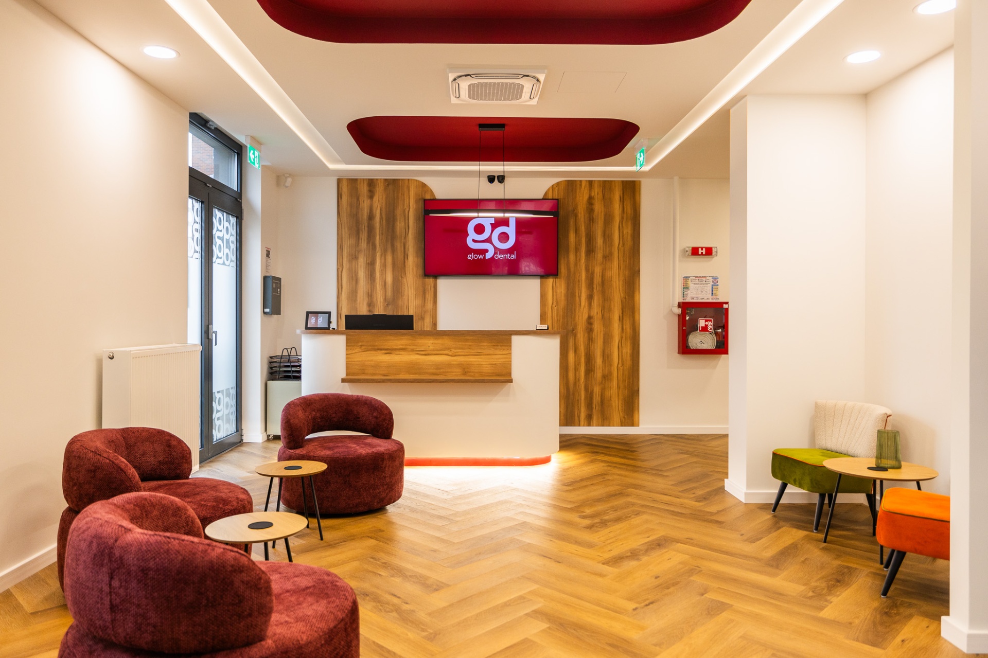 Recepția Glow Dental, cu fotolii burgund și parchet în spic